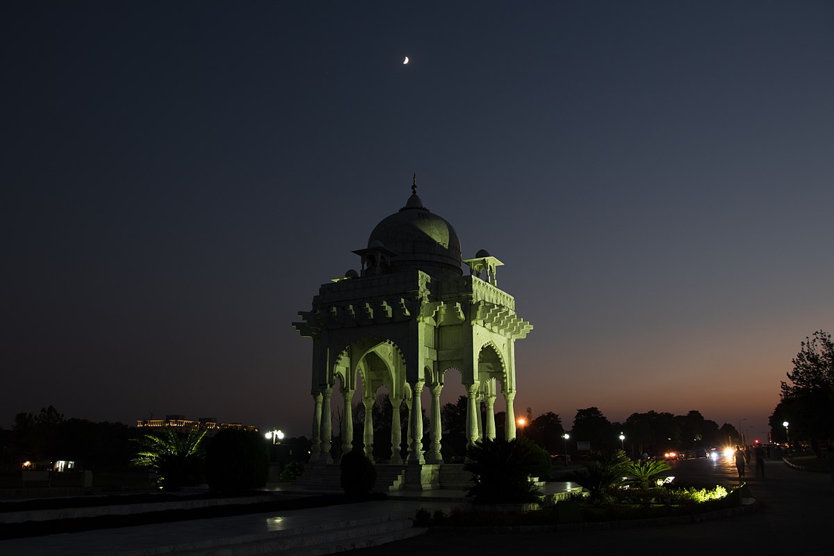 Top 3 parks in Islamabad, Fatima Jinnah Park's baradari evening view